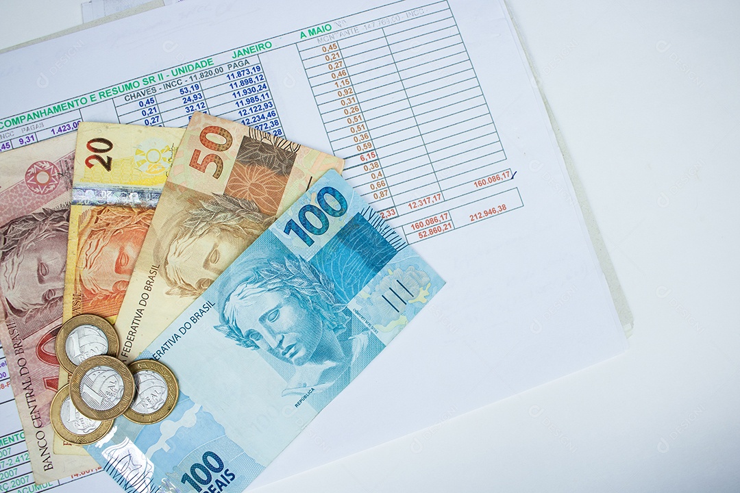 Dinheiro brasileiro com calculadora e fundo de gráfico numérico