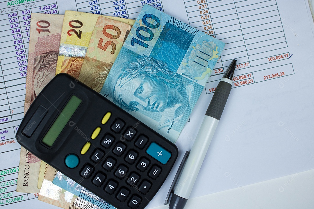 Dinheiro brasileiro com calculadora e fundo de gráfico numérico