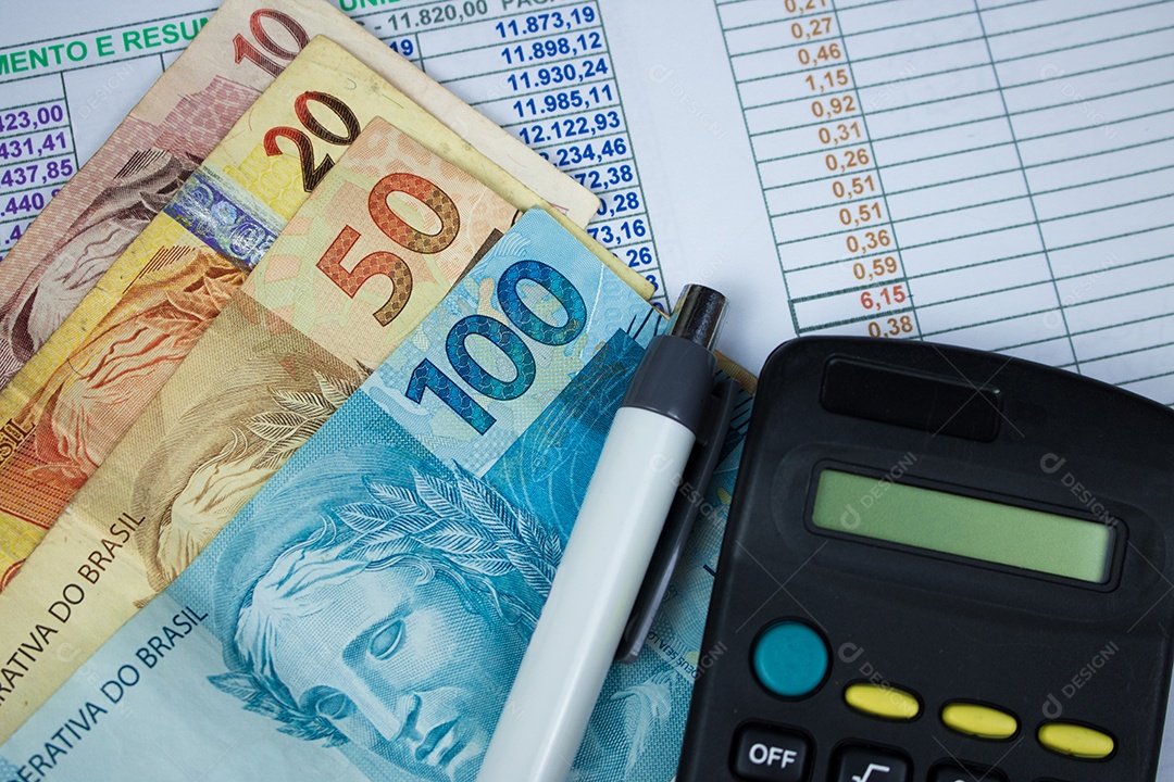 Dinheiro brasileiro e gráfico númerico e calculadora sobre uma mesa imagem do conceito de economia