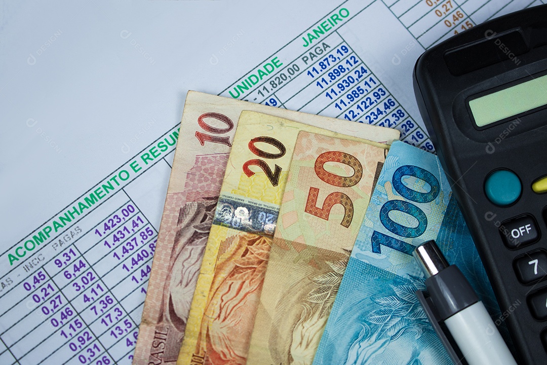 Dinheiro brasileiro e gráfico númerico e calculadora sobre uma mesa imagem do conceito de economia