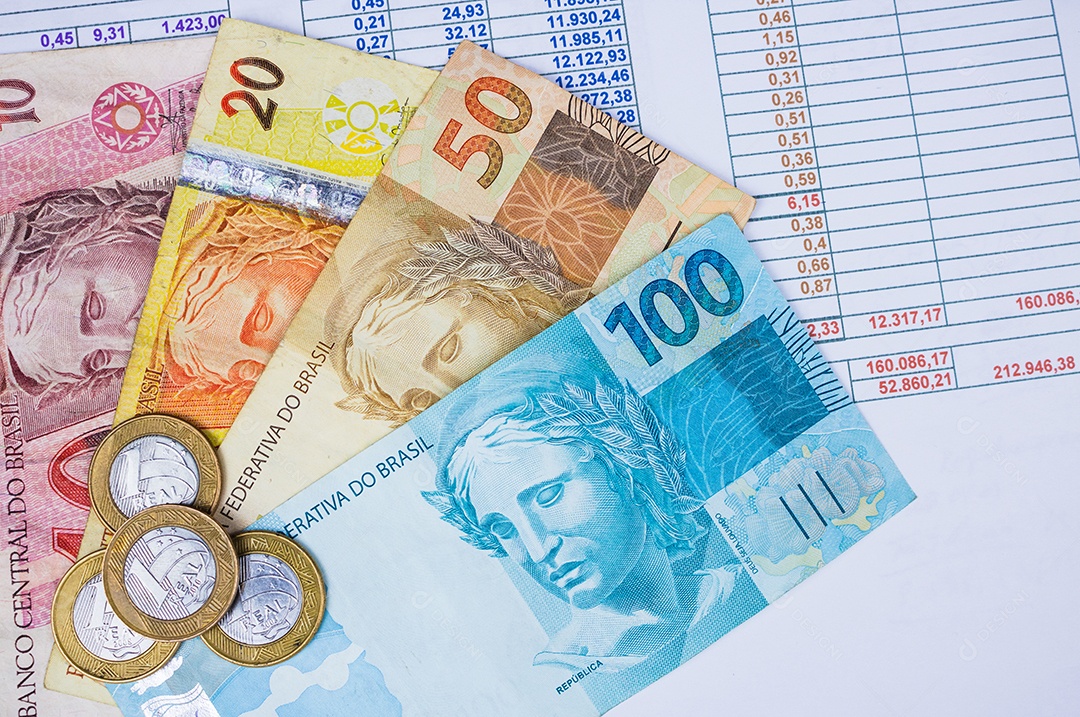 Dinheiro brasileiro e gráfico númerico sobre uma mesa imagem do conceito de economia