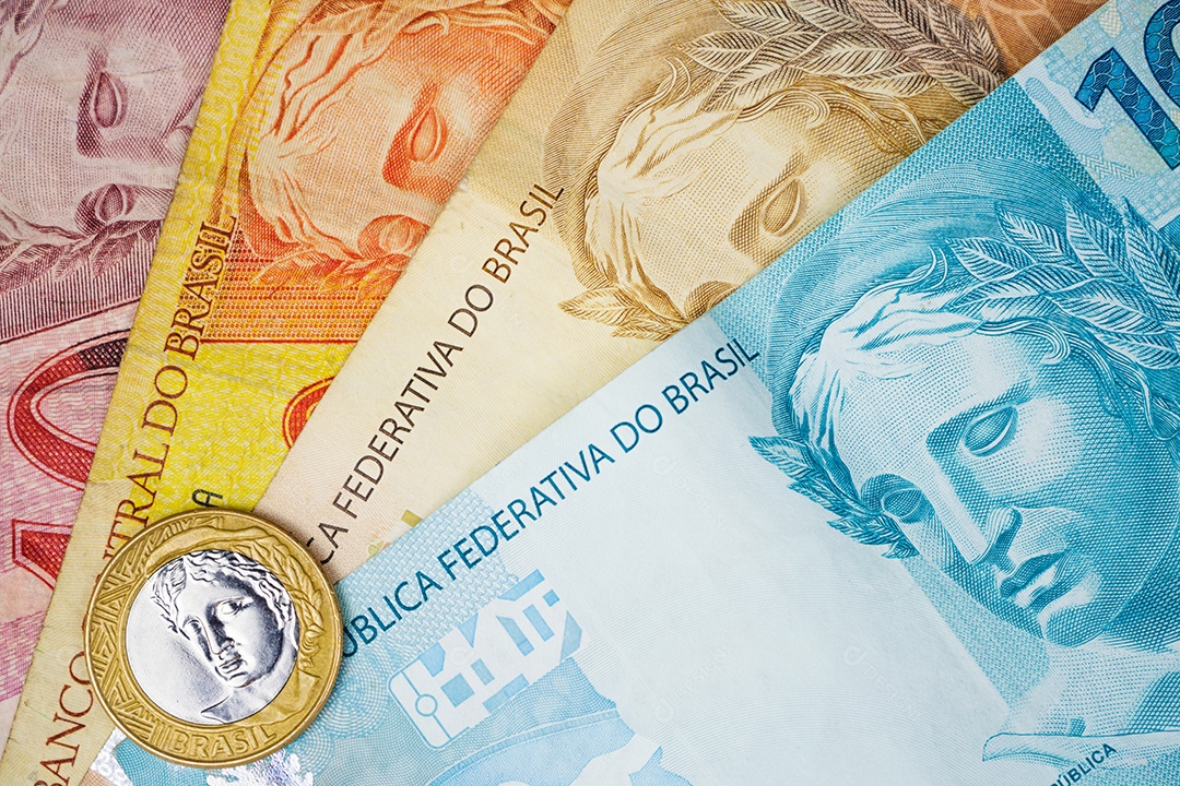 Dinheiro brasileiro sobre uma mesa imagem do conceito de economia
