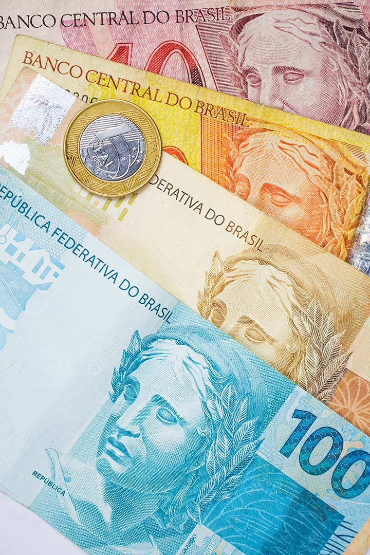 Dinheiro brasileiro sobre uma mesa imagem do conceito de economia
