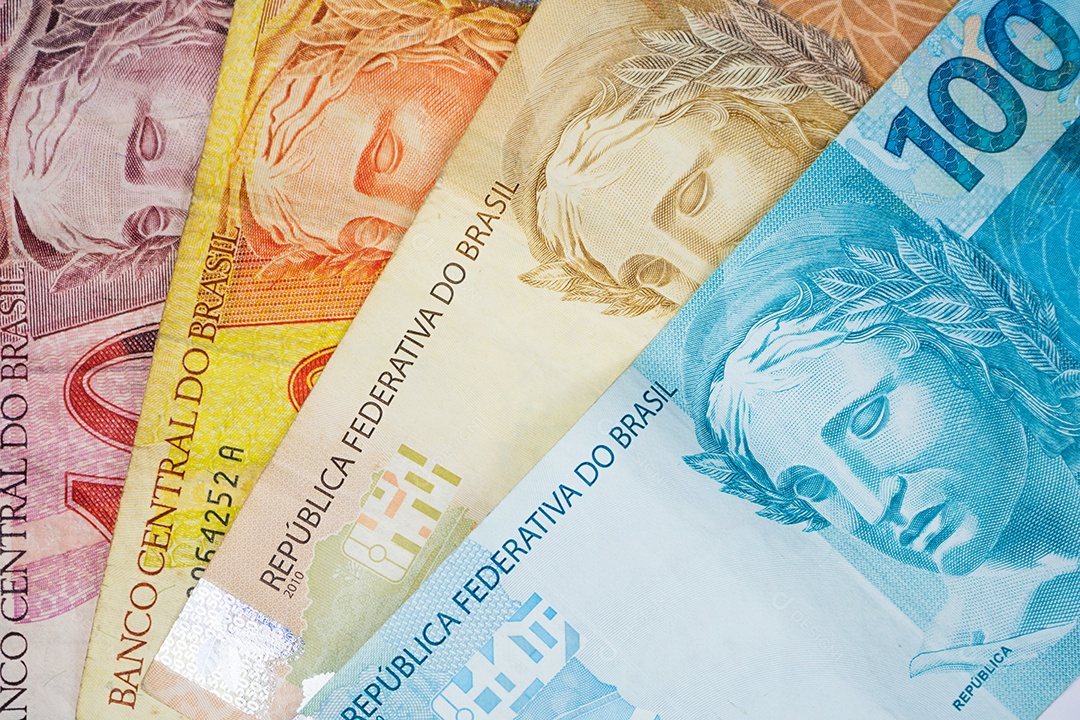 Dinheiro brasileiro sobre uma mesa imagem do conceito de economia