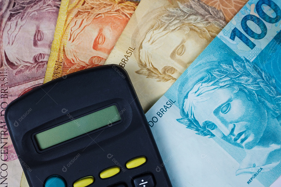 Dinheiro brasileiro e calculadora sobre uma mesa imagem do conceito de economia