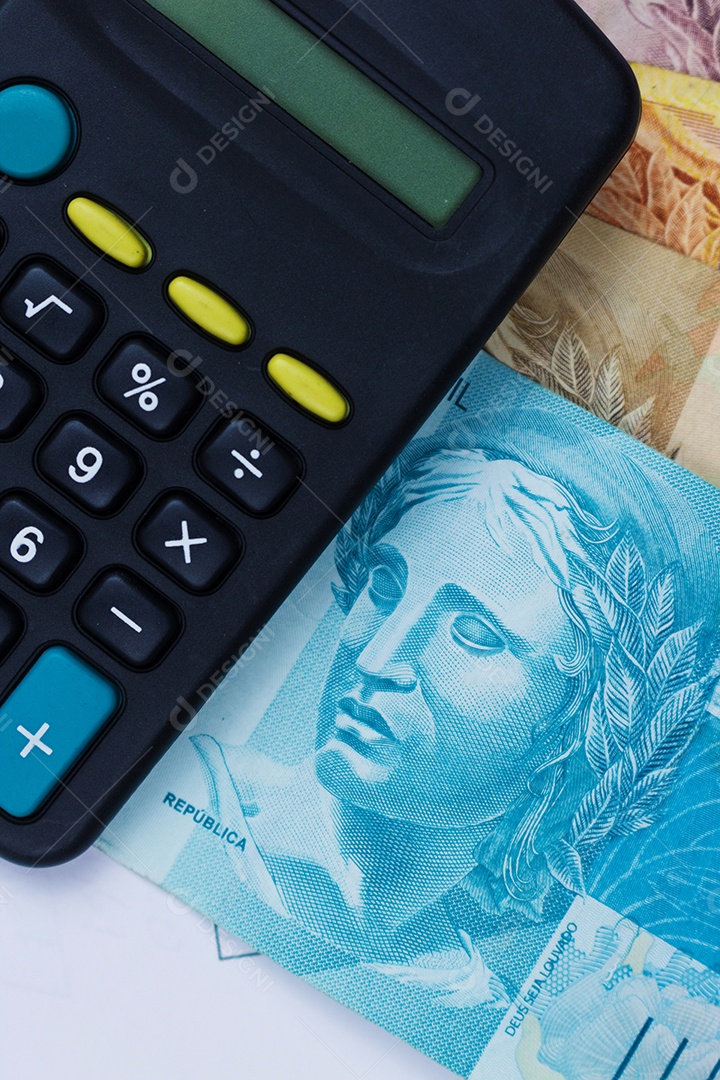 Dinheiro brasileiro e calculadora sobre uma mesa imagem do conceito de economia