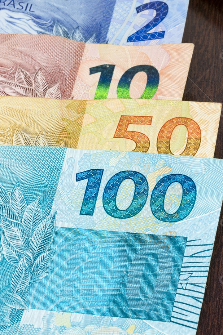 Close de valores variados de dinheiro brasileiro imagem conceitual da economia do brasil