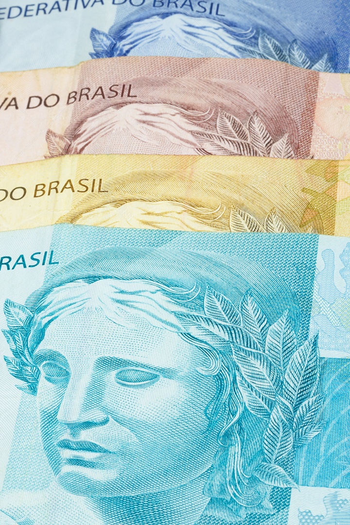 Close de valores variados de dinheiro brasileiro imagem conceitual da economia do brasil
