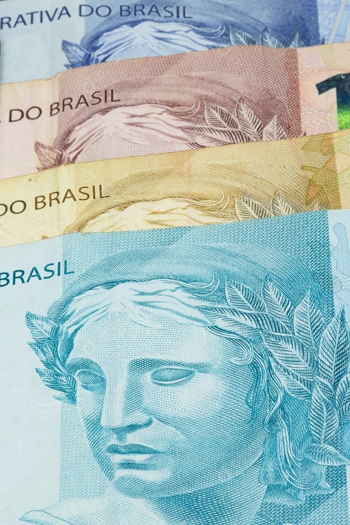 Close de valores variados de dinheiro brasileiro imagem conceitual da economia do brasil