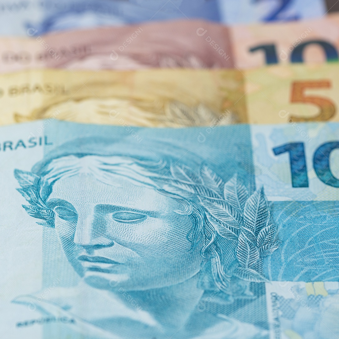 Close de valores variados de dinheiro brasileiro imagem conceitual da economia do brasil