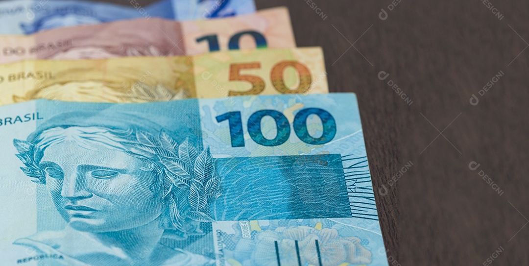 Close de valores variados de dinheiro brasileiro imagem conceitual da economia do brasil