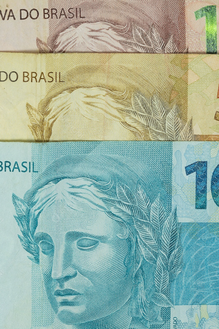 Close de valores variados de dinheiro brasileiro imagem conceitual da economia do brasil