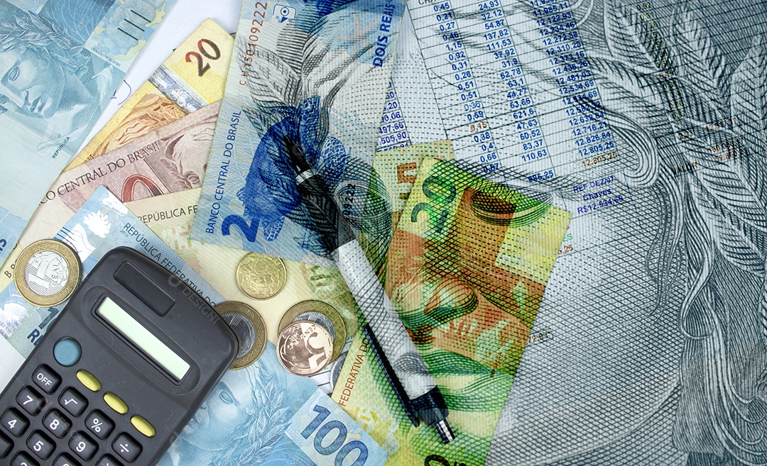 Negócio de conceito de economia brasileira com dinheiro calculadora efígie da república e caneta gráfico Notas bancárias Brasil