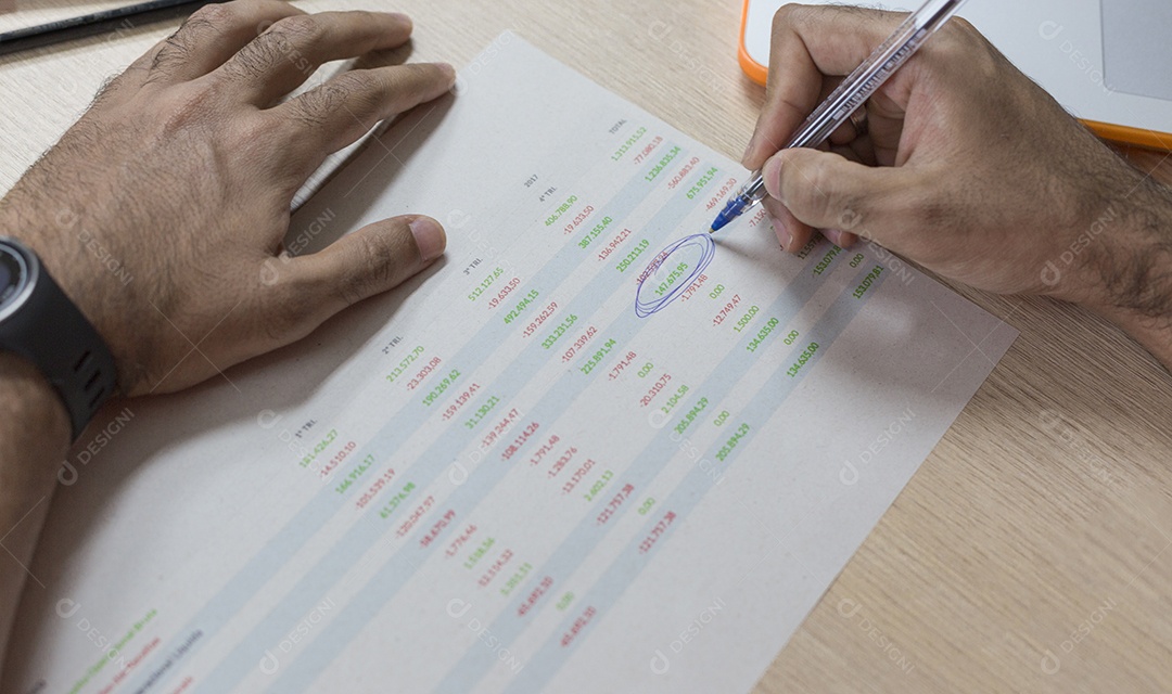 Controle financeiro concentre-se nas mãos e no gráfico de controle financeiro na mesa de escritório