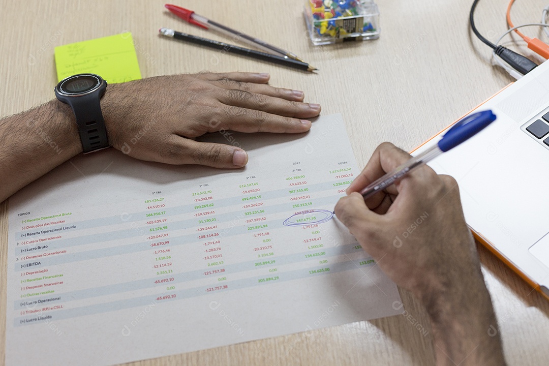 Controle financeiro concentre-se nas mãos e no gráfico de controle financeiro na mesa de escritório