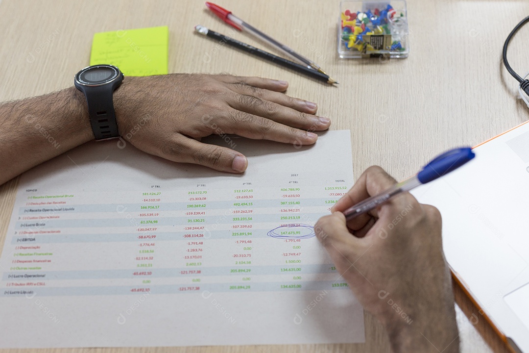 Controle financeiro concentre-se nas mãos e no gráfico de controle financeiro na mesa de escritório