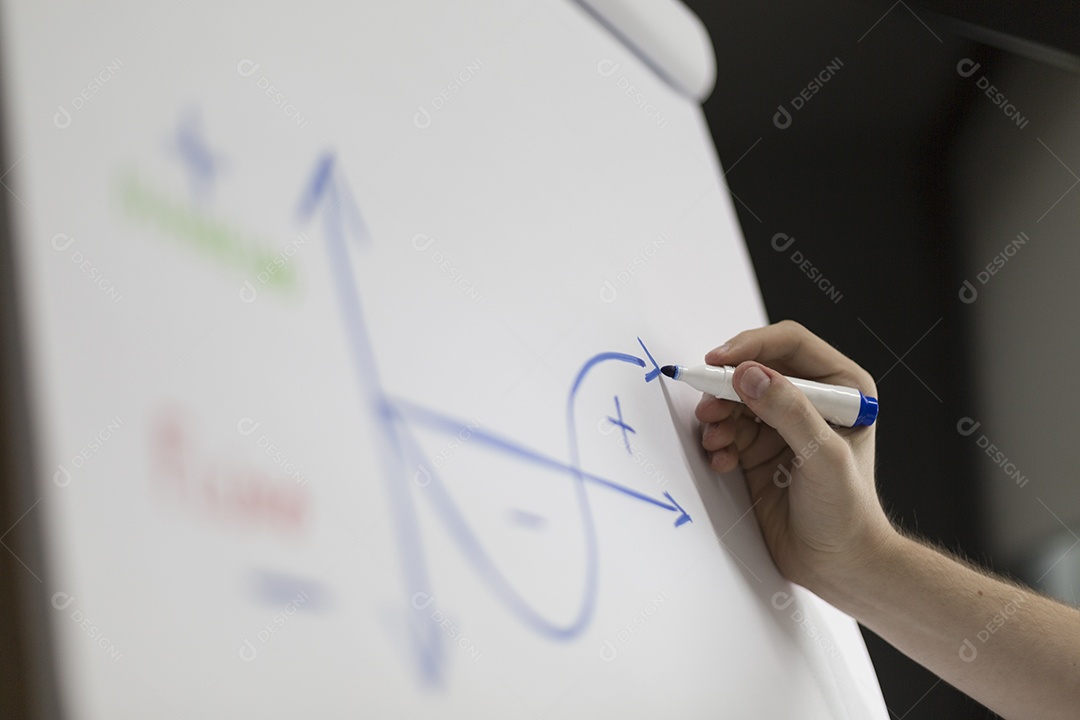 Fluxo de caixa no quadro branco palavras dinheiro e fluxo escritas em português brasileiro mãos desenhando fluxo de caixa