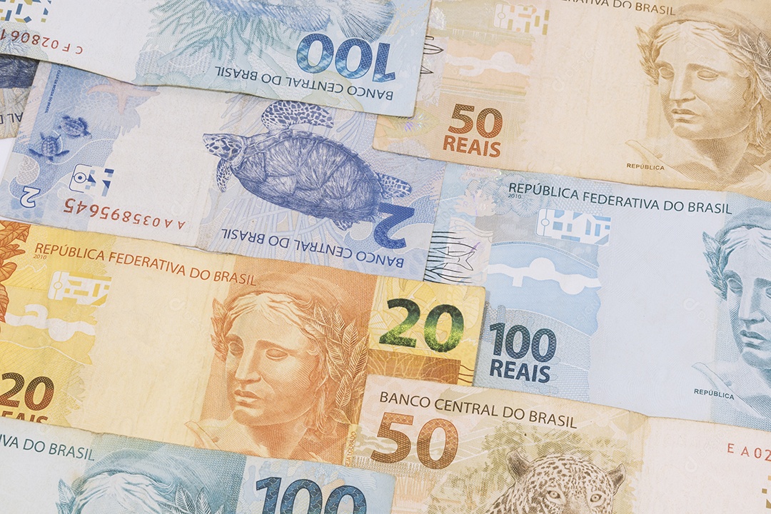 Fundo de dinheiro brasileiro. Notas chamadas de Reais, de valores diferentes.