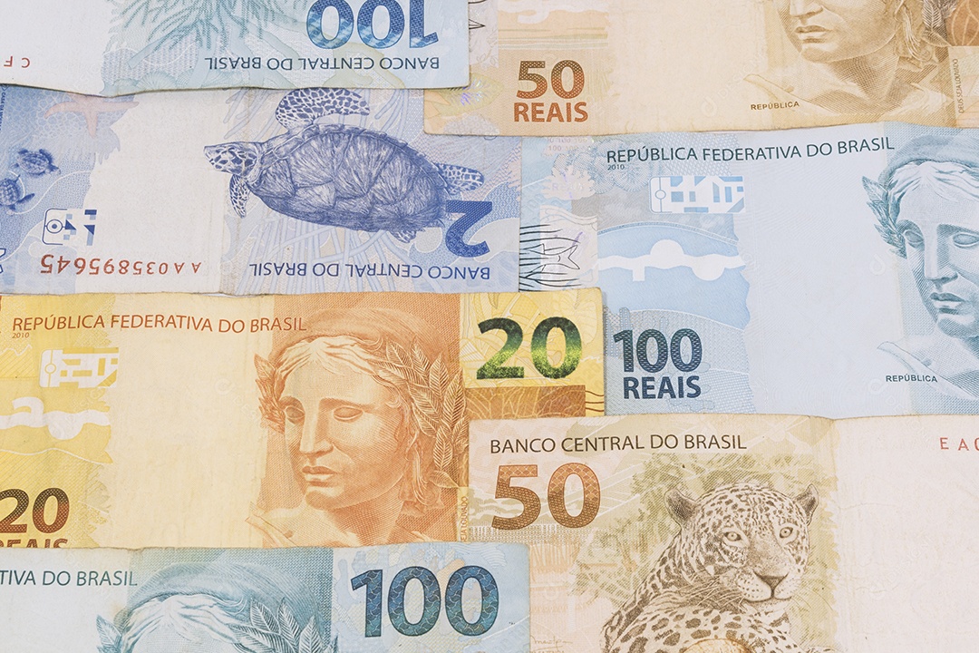 Fundo de dinheiro brasileiro. Notas chamadas de Reais, de valores diferentes.