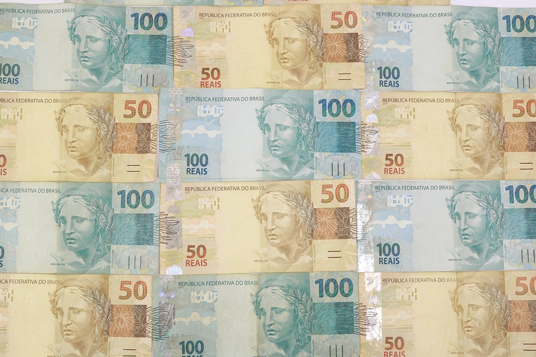 Fundo de dinheiro brasileiro. Notas chamadas de Reais, de valores diferentes.