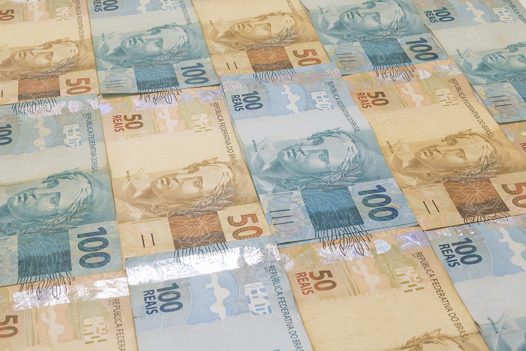 Fundo de dinheiro brasileiro. Notas chamadas de Reais, de valores diferentes.