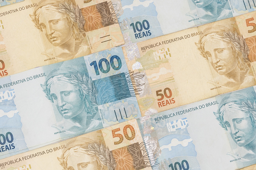 Fundo de dinheiro brasileiro. Notas chamadas de Reais, de valores diferentes.