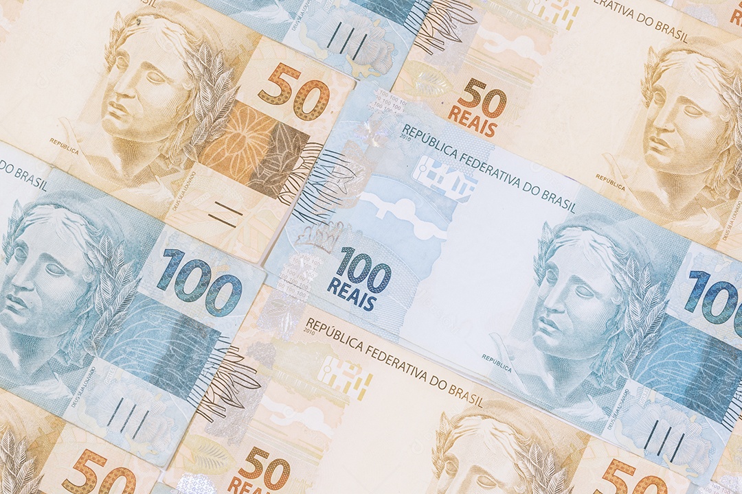 Fundo de dinheiro brasileiro. Notas chamadas de Reais, de valores diferentes.