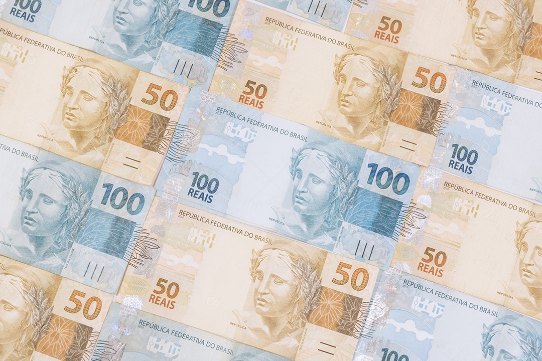 Fundo de dinheiro brasileiro. Notas chamadas de Reais, de valores diferentes.