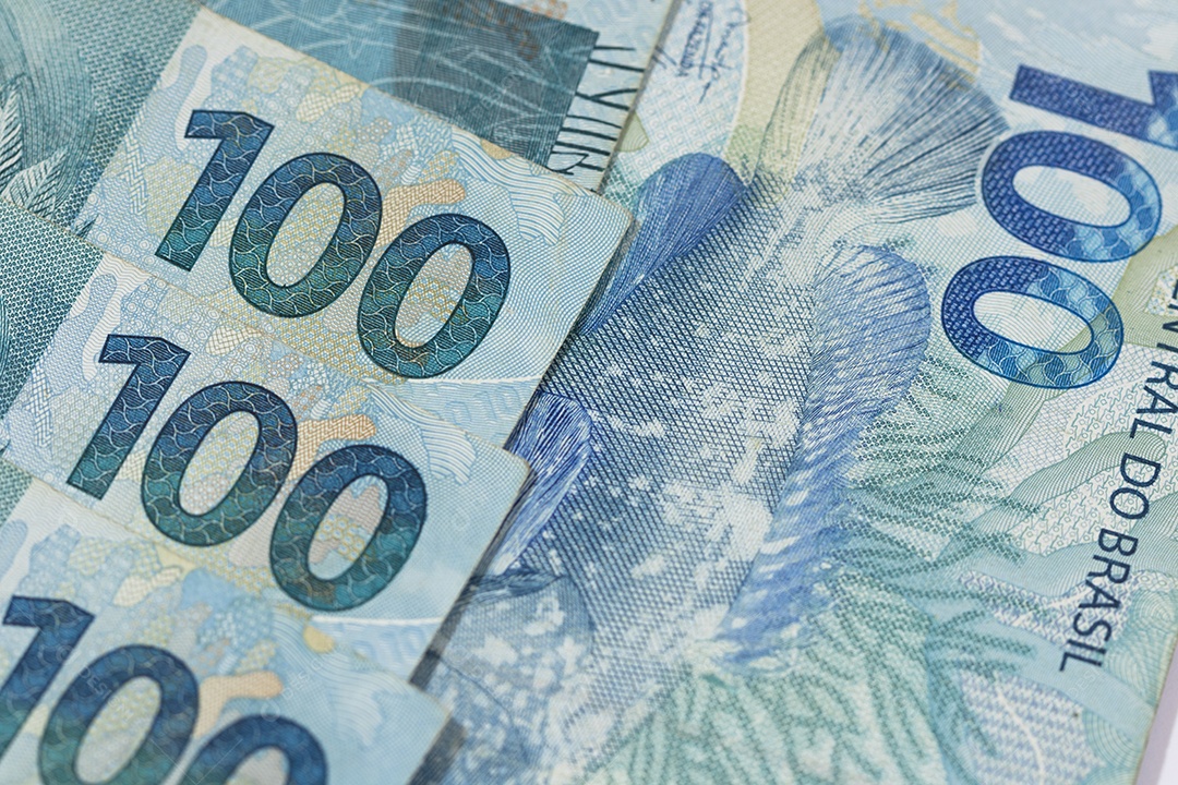 Dinheiro brasileiro fecha com macro. 100 notas chamadas reais.