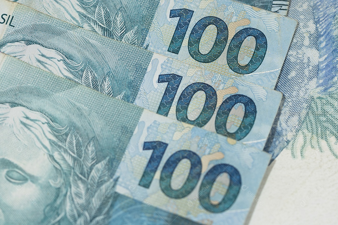 Dinheiro brasileiro fecha com macro. 100 notas chamadas reais.