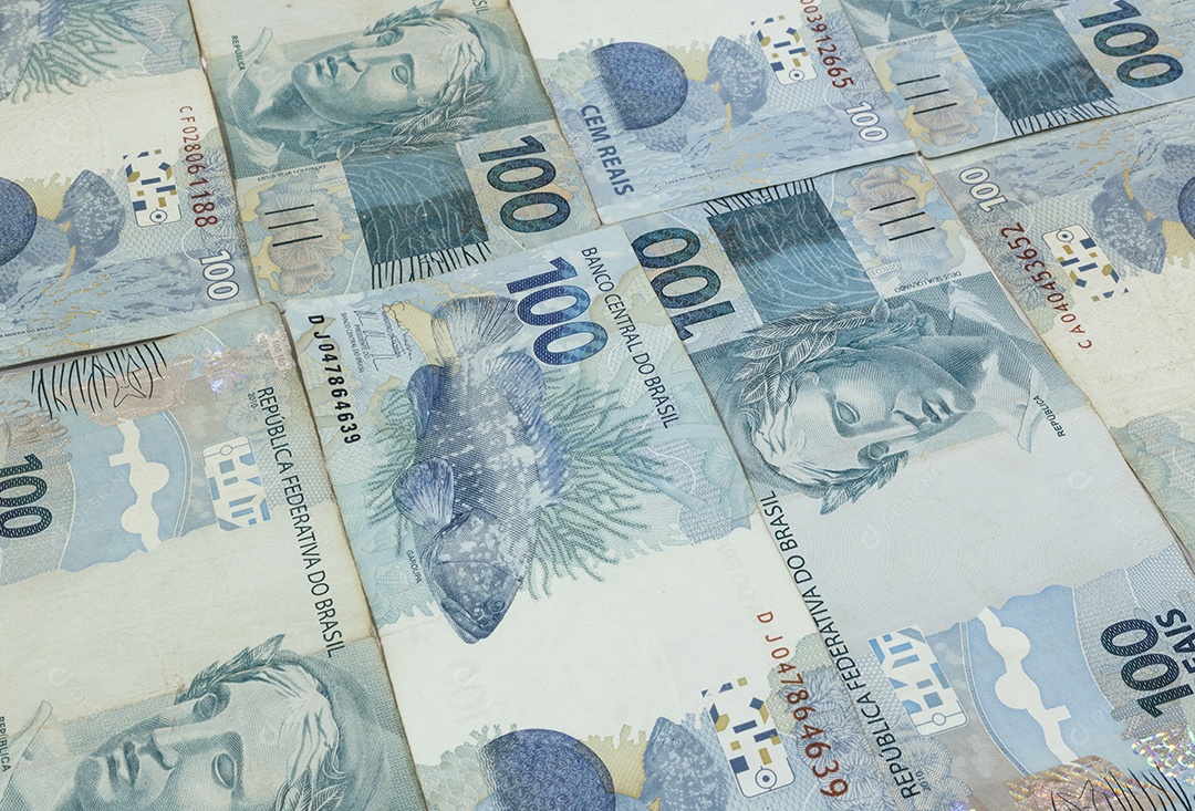 Dinheiro brasileiro fecha com macro. 100 notas chamadas reais.