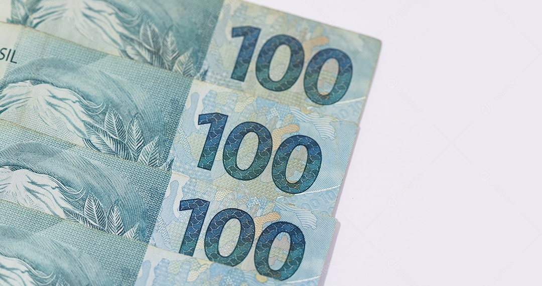 Dinheiro brasileiro fecha com macro. Contas chamadas de Real.