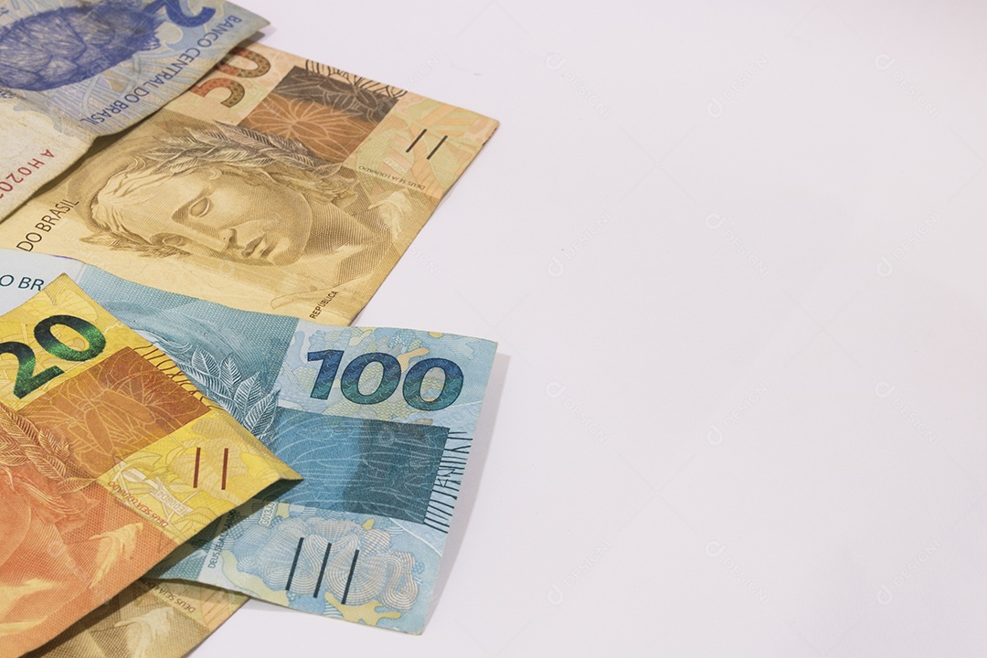 Dinheiro brasileiro com espaço em branco. Notas chamadas reais, diferentes