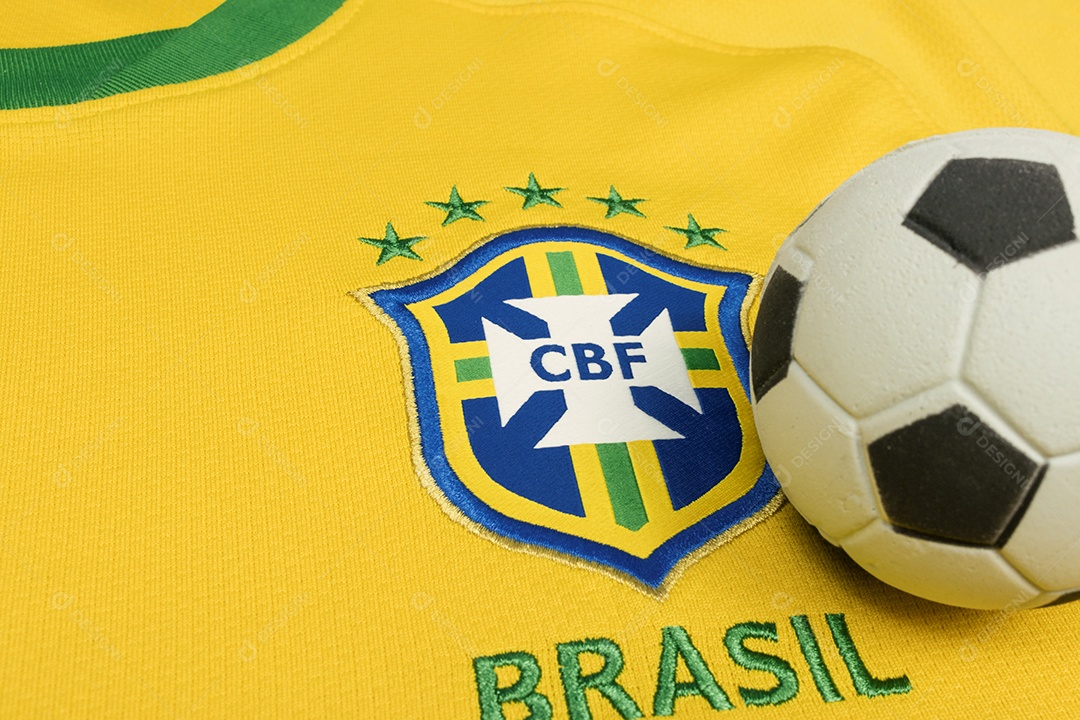 O símbolo nacional ou logotipo da seleção brasileira de futebol chamado CBF e bola de futebol conceito de imagem editorial de futebol