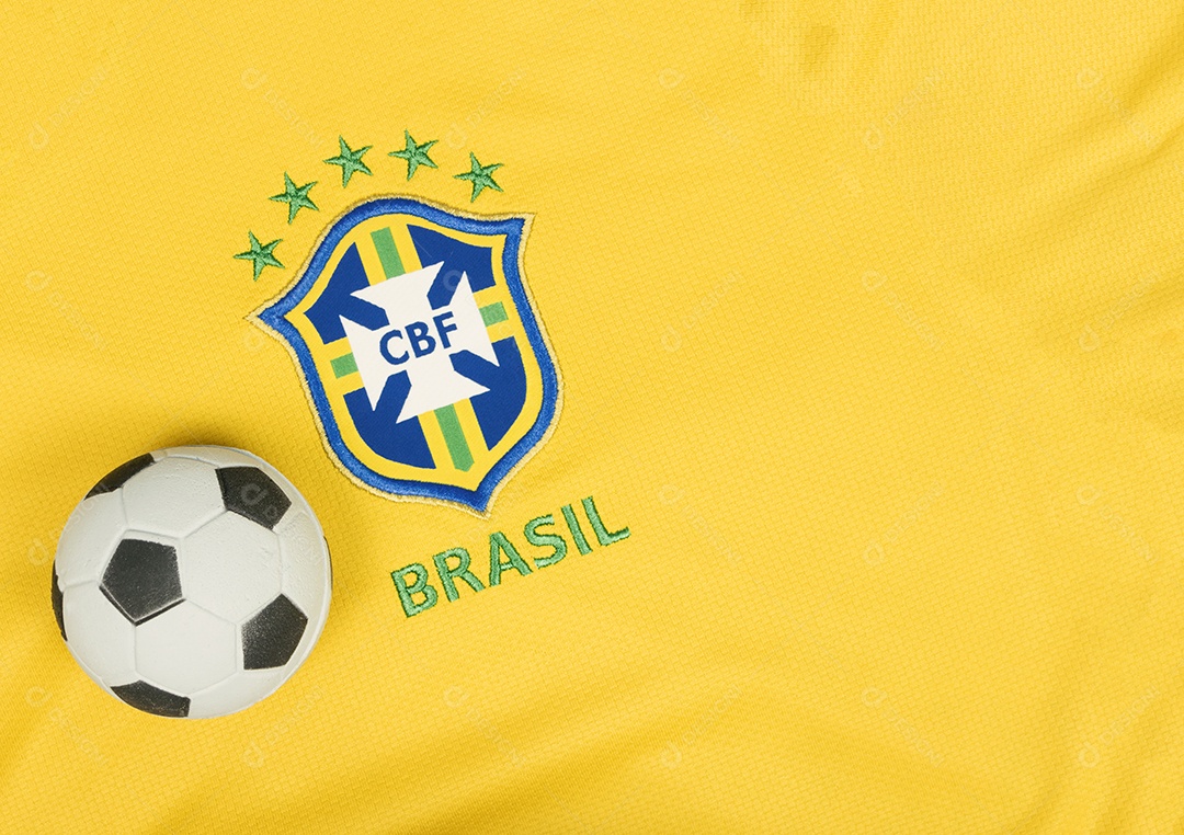 O símbolo nacional ou logotipo da seleção brasileira de futebol chamado CBF e bola de futebol conceito de imagem editorial de futebol