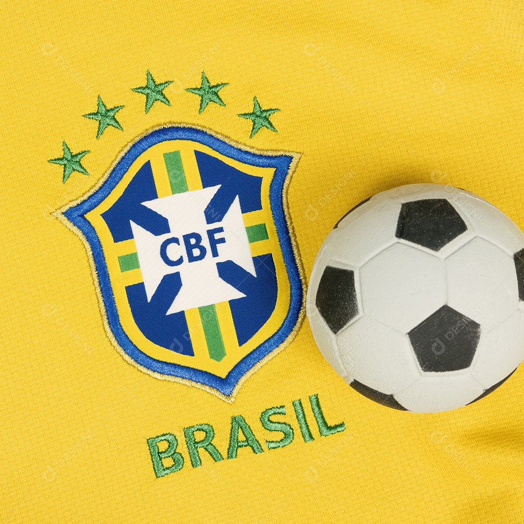 O símbolo nacional ou logotipo da seleção brasileira de futebol chamado CBF e bola de futebol conceito de imagem editorial de futebol