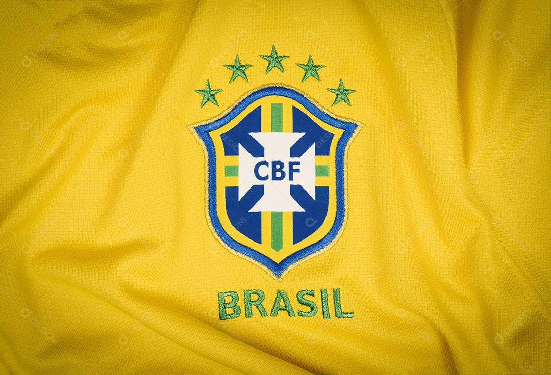 O símbolo nacional ou logotipo da seleção brasileira de futebol chamado CBF e bola de futebol conceito de imagem editorial de futebol