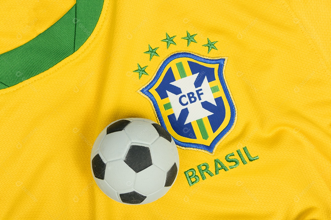 O símbolo nacional ou logotipo da seleção brasileira de futebol chamado CBF e bola de futebol conceito de imagem editorial de futebol