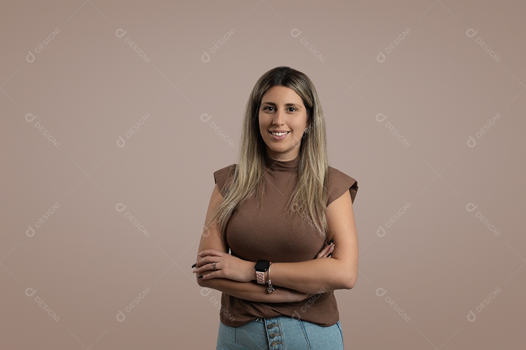 Mulher feliz com cabelo castanho em pé em um retrato de estúdio