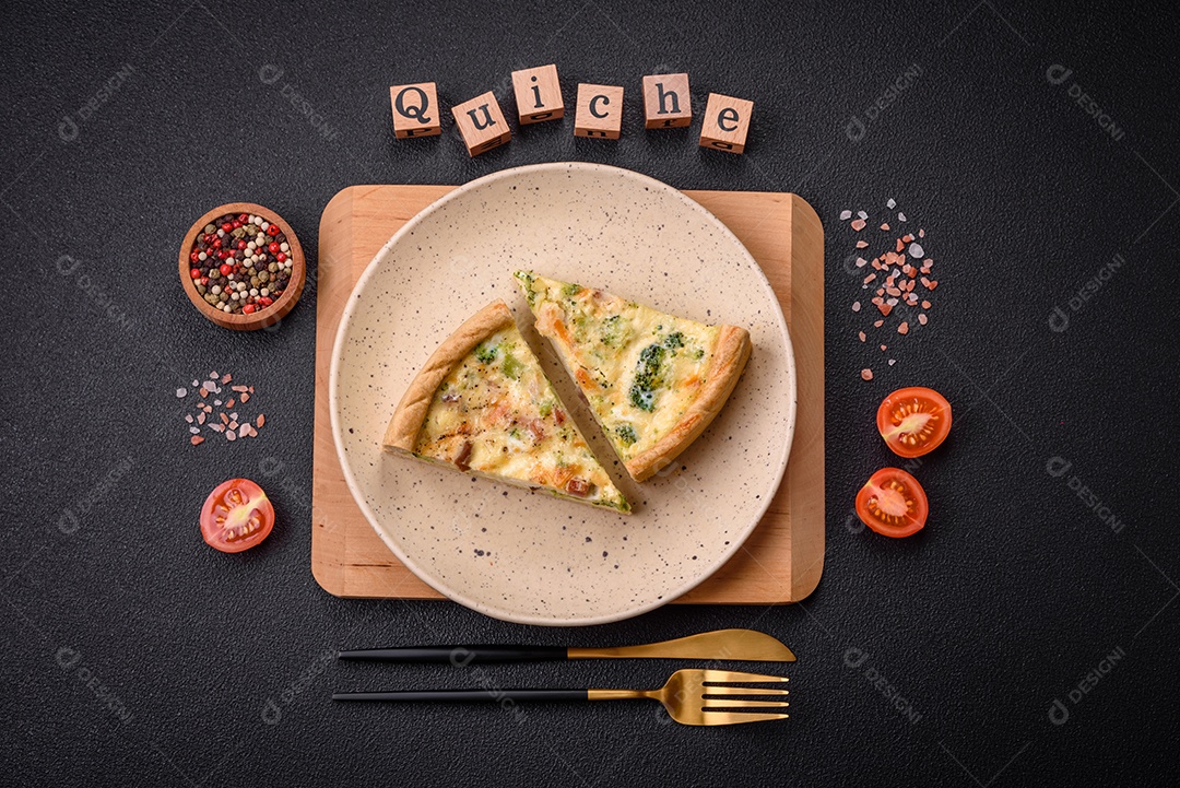 Deliciosa quiche com brócolis, queijo, frango, especiarias e ervas sobre um fundo escuro de concreto