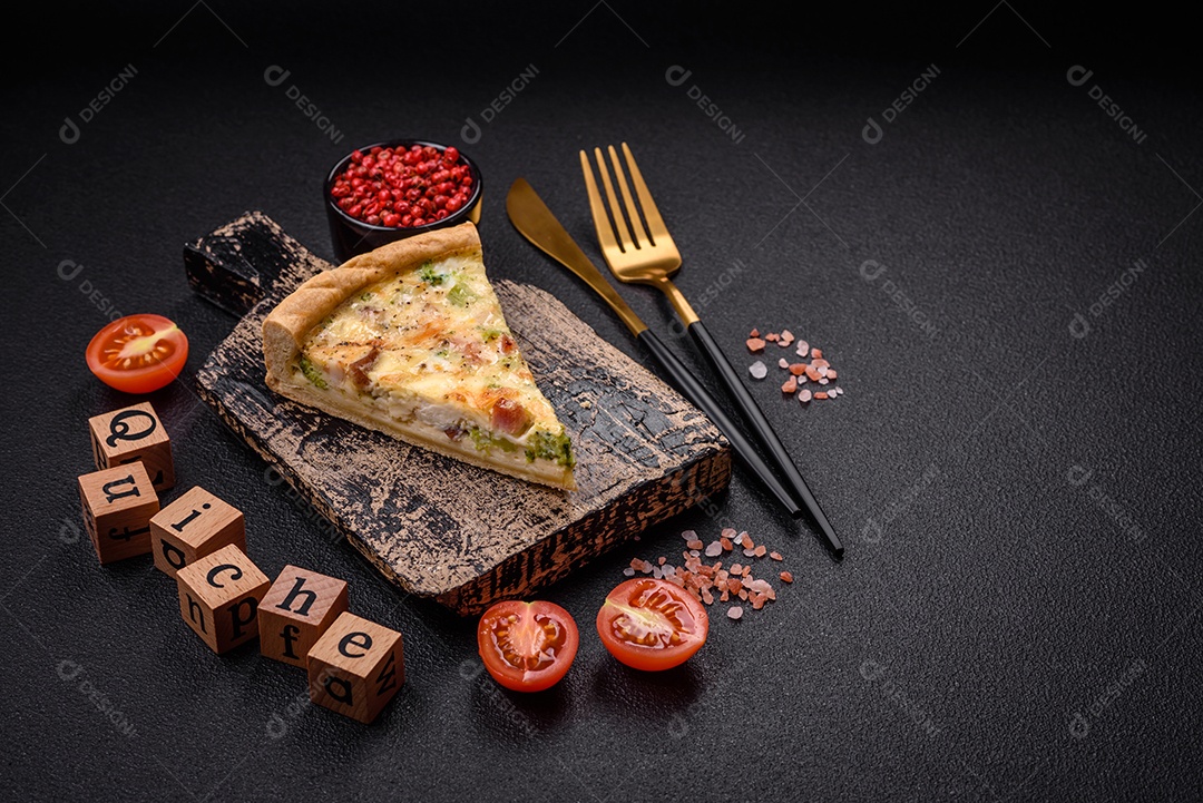 Deliciosa quiche com brócolis, queijo, frango, especiarias e ervas sobre um fundo escuro de concreto