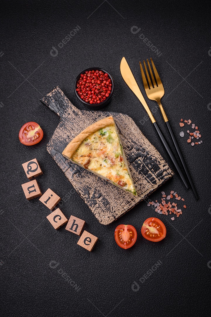 Deliciosa quiche com brócolis, queijo, frango, especiarias e ervas sobre um fundo escuro de concreto