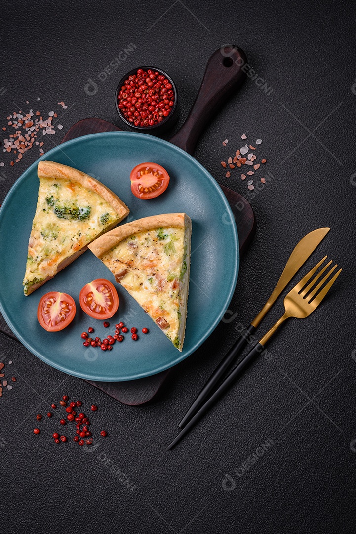 Deliciosa quiche com brócolis, queijo, frango, especiarias e ervas sobre um fundo escuro de concreto