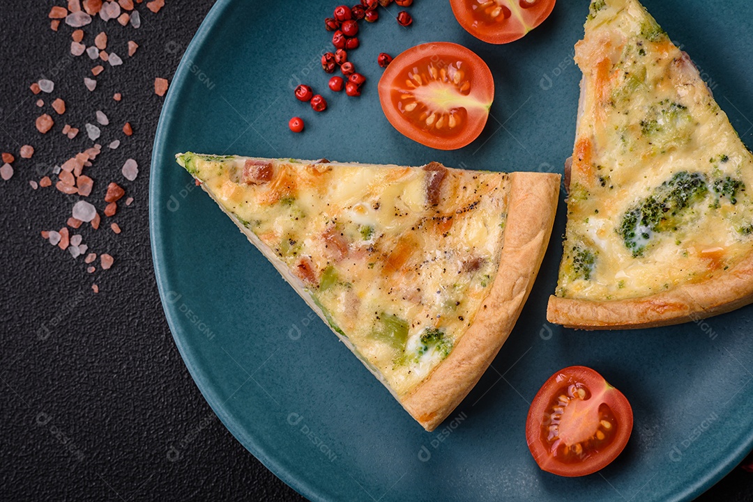 Deliciosa quiche com brócolis, queijo, frango, especiarias e ervas sobre um fundo escuro de concreto