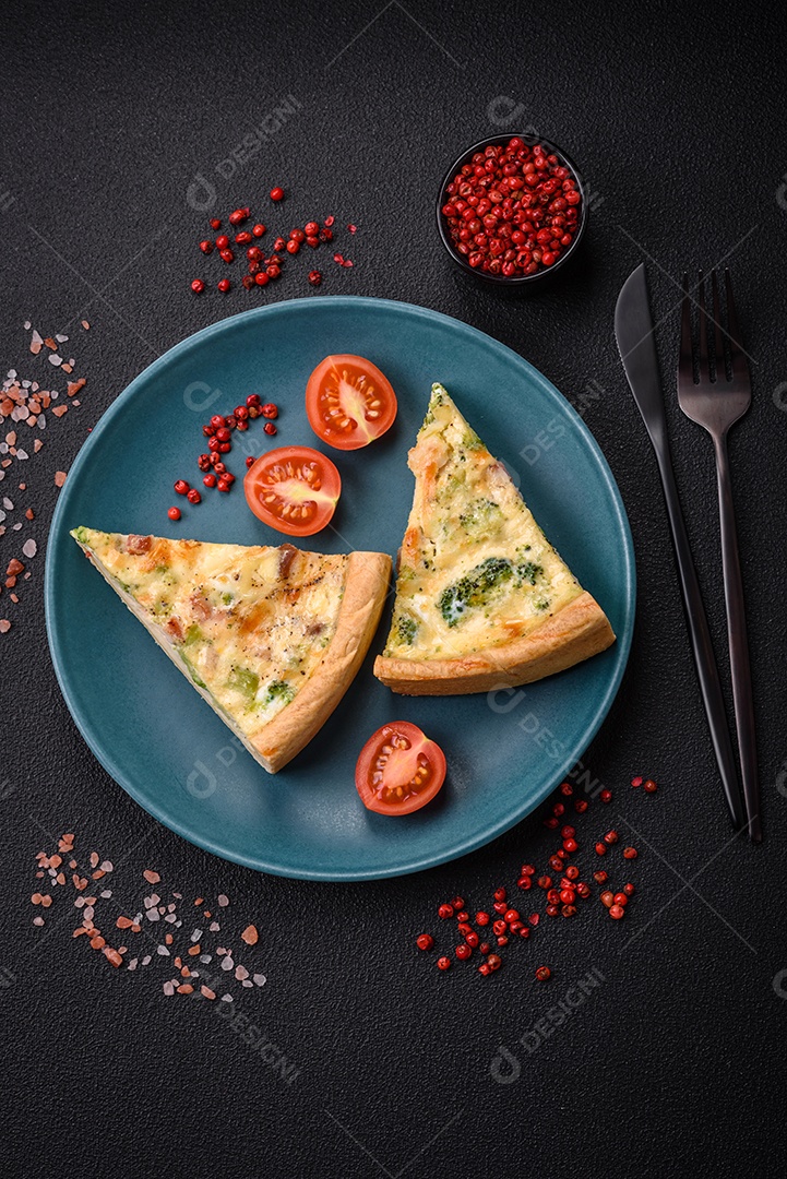 Deliciosa quiche com brócolis, queijo, frango, especiarias e ervas sobre um fundo escuro de concreto