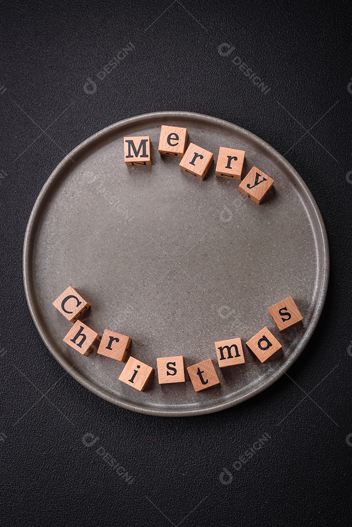 Linda composição de Natal com espaço de cópia com inscrição em cubos de madeira sobre fundo de concreto preto