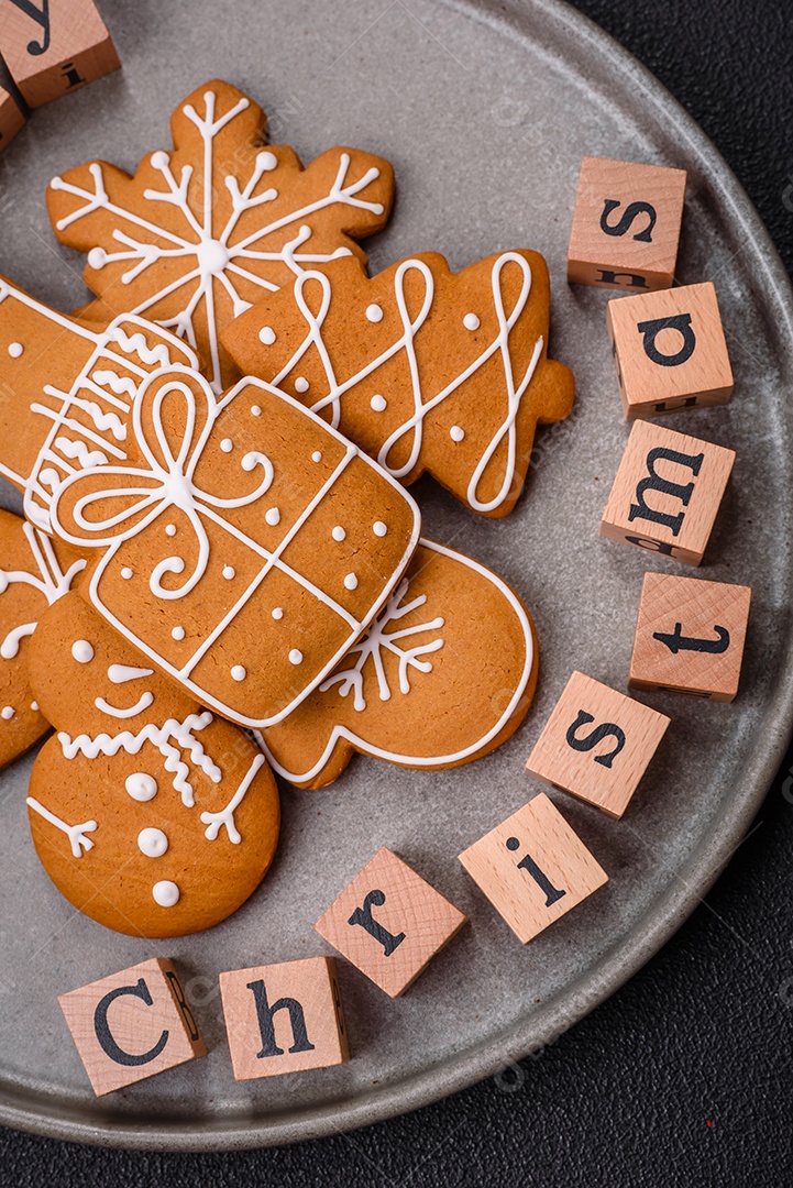 Linda composição de Natal com espaço de cópia com inscrição em cubos de madeira sobre fundo de concreto preto