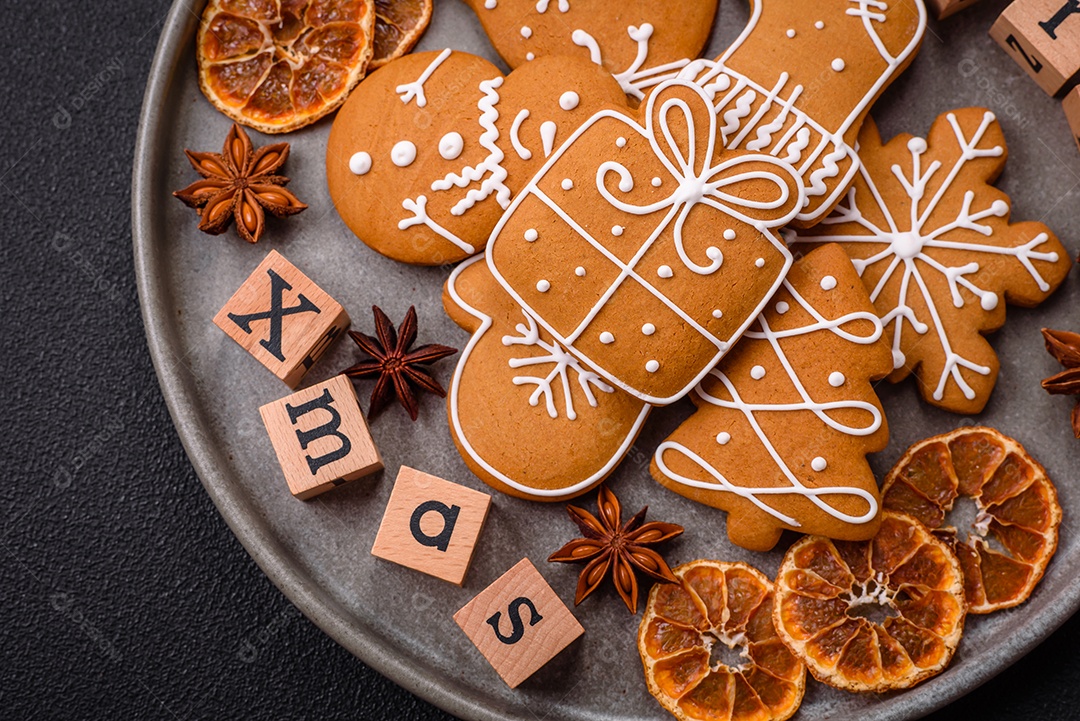 Linda composição de Natal com espaço de cópia com inscrição em cubos de madeira sobre fundo de concreto preto