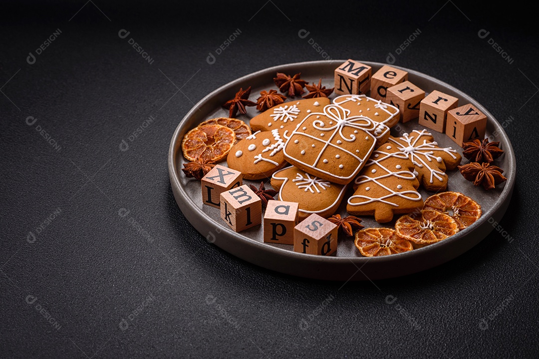 Linda composição de Natal com espaço de cópia com inscrição em cubos de madeira sobre fundo de concreto preto