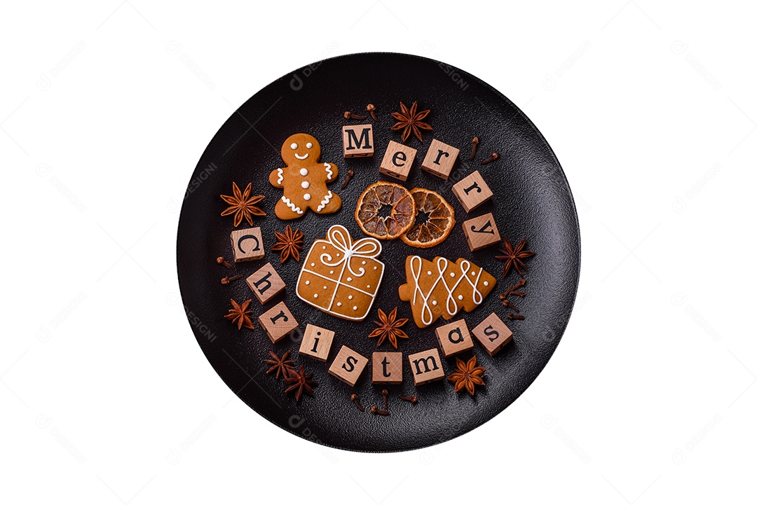 Linda composição de Natal com espaço de cópia com inscrição em cubos de madeira sobre fundo de concreto preto